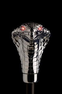 眼镜蛇头镀铬的眼镜蛇头摄影图