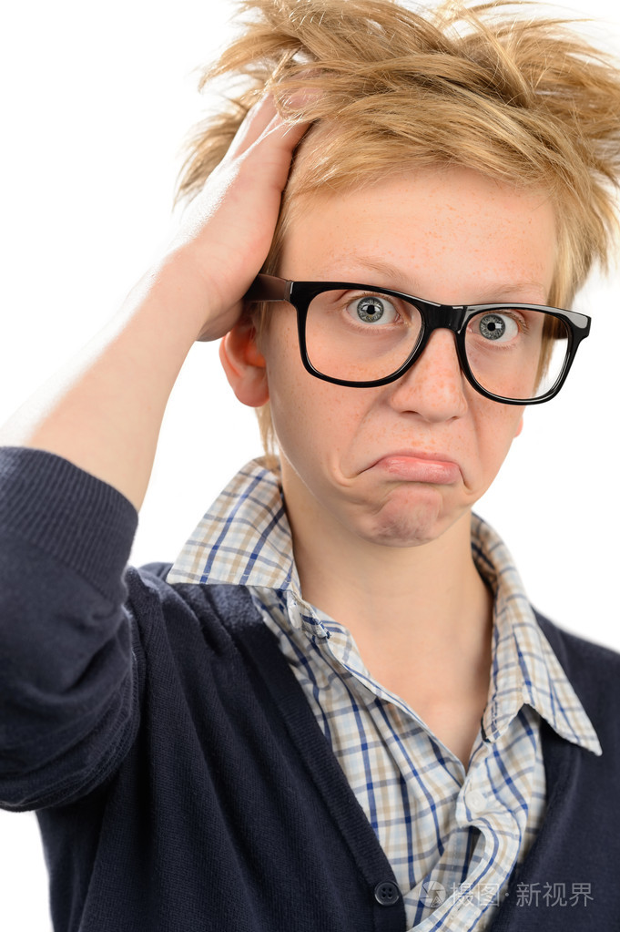 沮丧的书呆子男孩