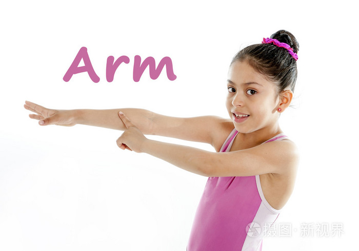 学习英语的儿童学校卡的女孩指着她的手臂和手肘在白色背景上