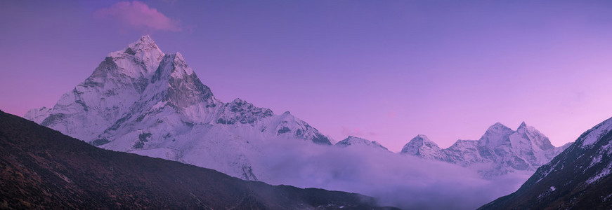 ama 这样峰和喜马拉雅山脉的紫色夕阳