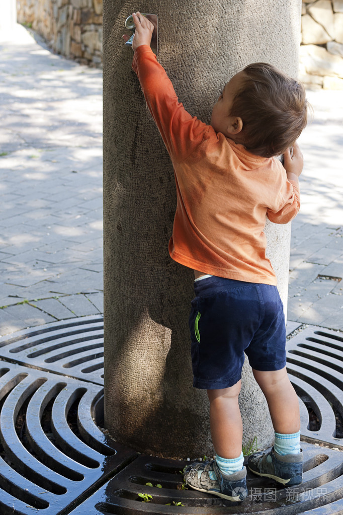 孩子伸手打开水