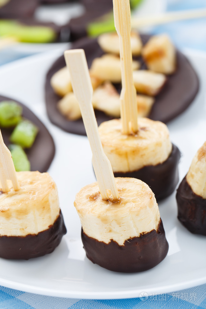 香蕉含着一根棍子巧克力