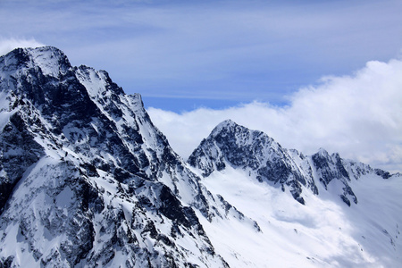 高加索地区 山区和蓝色的天空