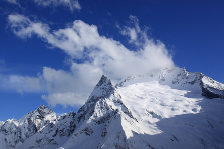 高加索地区 山区和蓝色的天空