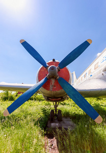 古老的俄罗斯涡轮螺旋桨飞机在废弃的机场