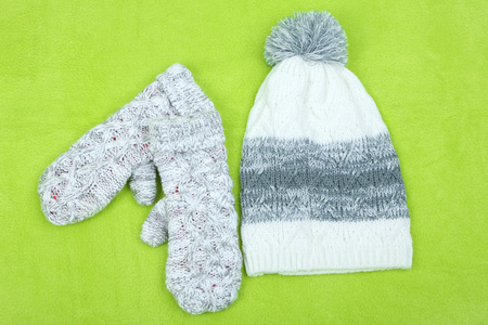 冬帽和手套，在彩色背景上