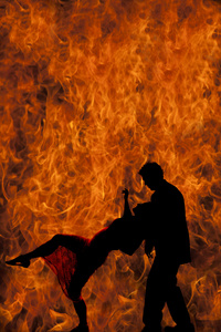 男人控股女人在火灾中的剪影