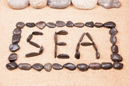 词海用小石子写在沙滩上