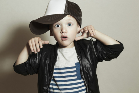 有趣的小 boy.hip 跃点样式。时尚 children.handsome.pose 男孩在跟踪器的帽子。年轻的说唱。戴帽的滑