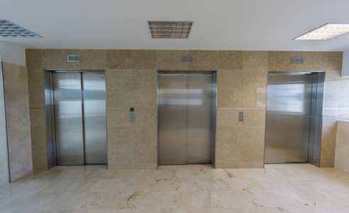 现代电梯紧闭的门