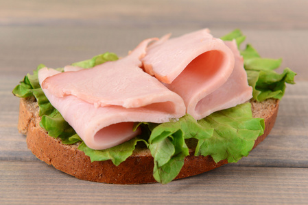 美味的三明治，生菜和火腿片放在表特写