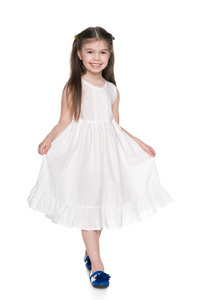 穿白色连衣裙的小女孩