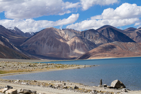 班公湖这个曹山湖全景与佛教佛塔在 foref