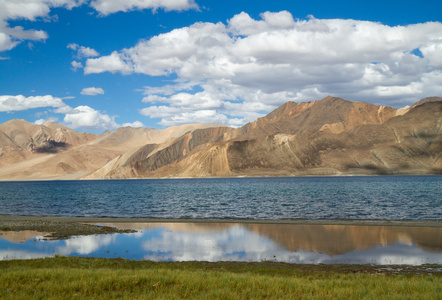 班公湖这个曹山湖全景与群山和蓝天研发