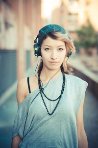 年轻美貌模型女人听音乐