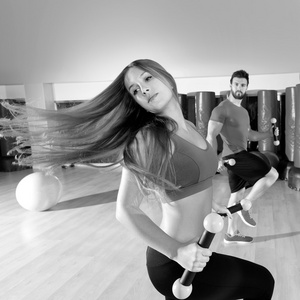 尊巴舞有氧运动人群在健身房图片