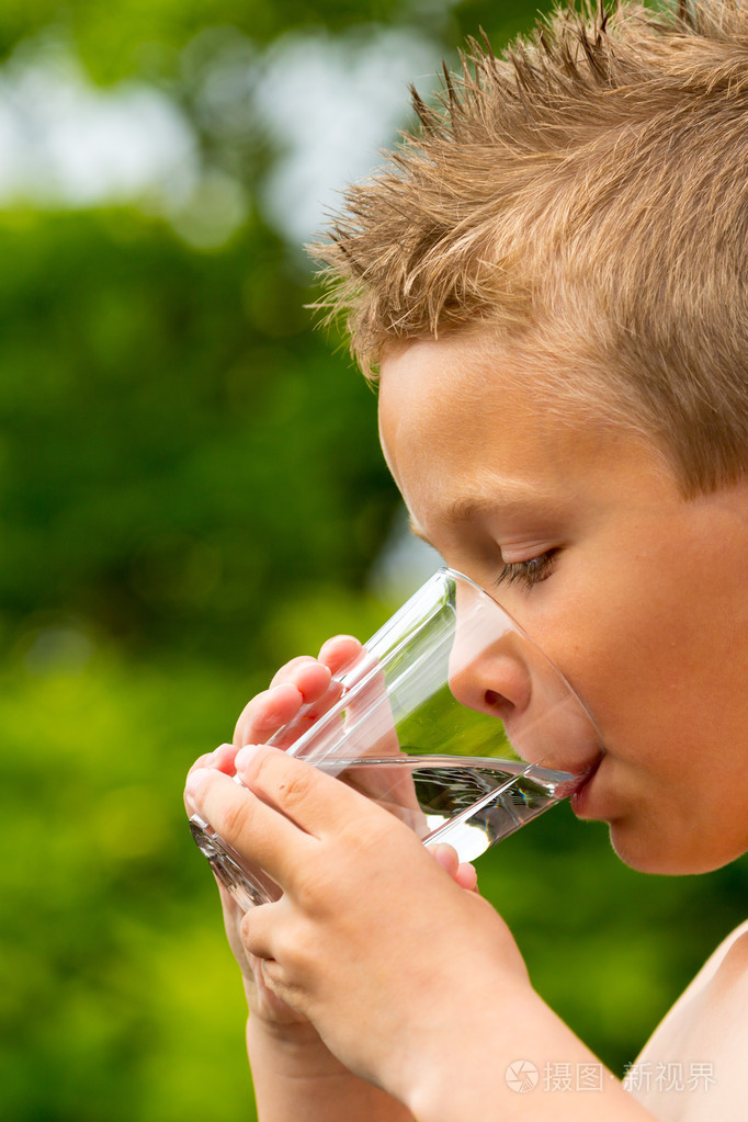 男孩喝水照片-正版商用图片1fvw2k-摄图新视界