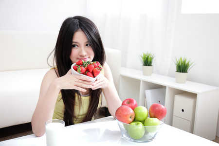 女人显示新鲜草莓