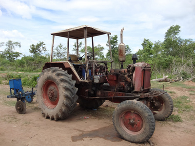 老红色拖拉机图片