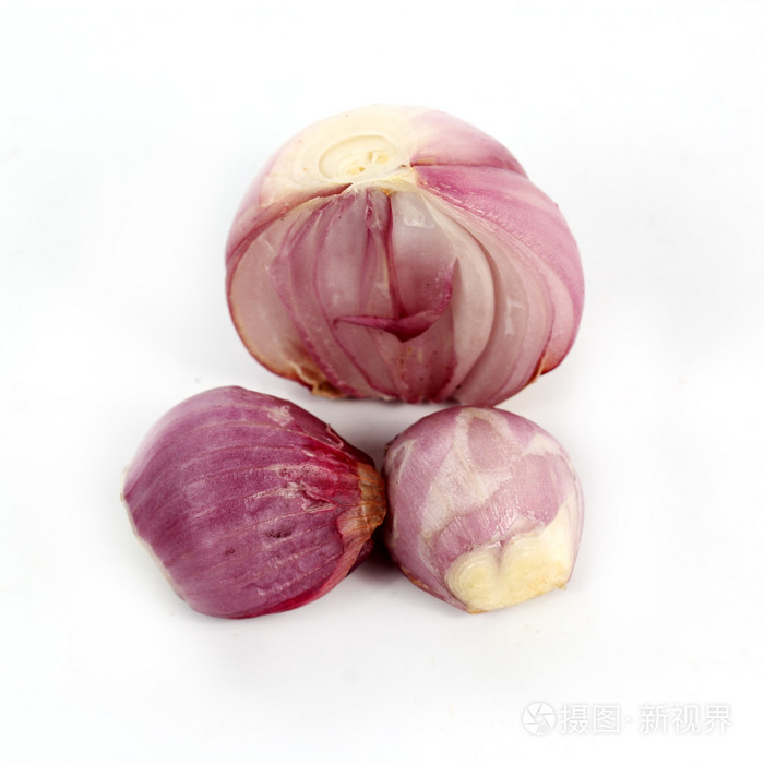红洋葱剥皮后