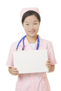 美丽的亚洲护士拿着一个空白的牌子，孤立在白色的b上