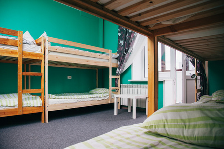 宿舍房间与城市景观。颜色的房间。明亮的室内