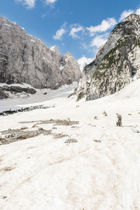 在春天积雪的高山河谷