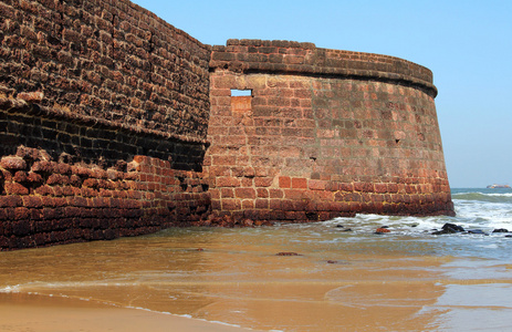 阿瓜达堡的城墙忽略正在海滩和阿拉伯
