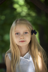 一个美丽的金发小女孩三年的肖像