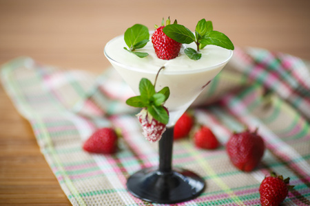 牛奶和草莓果冻照片