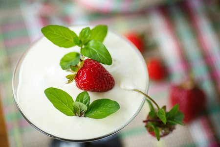 莓果和牛奶牛奶和草莓果冻照片