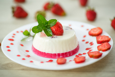 牛奶和草莓果冻照片