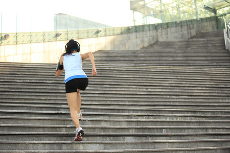 跑步运动员在楼梯上运行