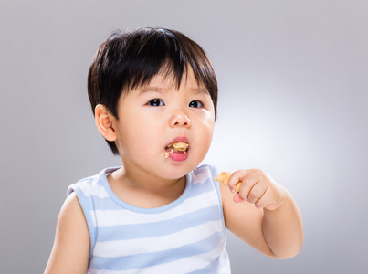 亚洲男婴吃饼干