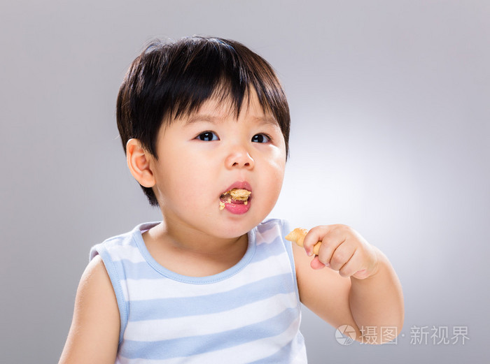 亚洲男婴吃饼干