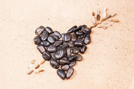 沙滩上的沙子用鹅卵石绘制的心