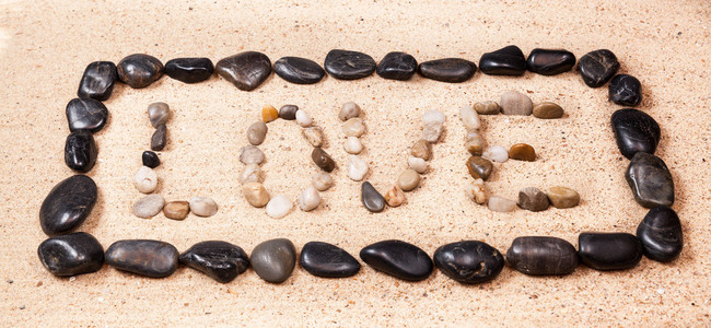 用小石子写在沙滩上爱字