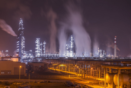 工业锅炉在晚上与炼油工业厂