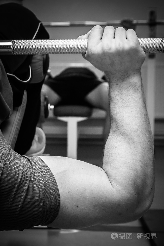 在健身房里的男人照片-正版商用图片1fw58q-摄图新视界