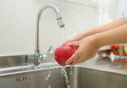 女人手洗苹果照片
