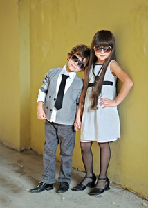 一个男孩和女孩穿着时尚的肖像