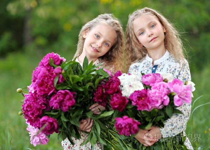 两个小女孩双胞胎的肖像