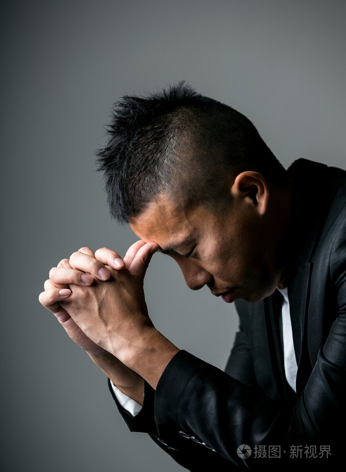 认真地思考的男人