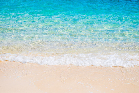      白色的沙滩和蓝色的海浪