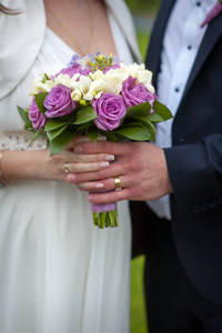 新娘和新郎手中的美丽婚礼花束