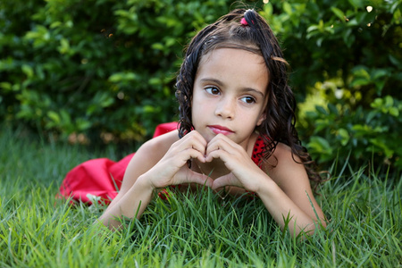 漂亮的孩子,躺在草地上照片