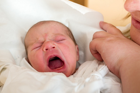刚出生的婴儿在医院哭