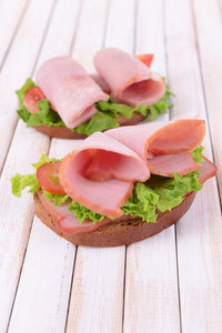 美味的三明治，生菜和火腿上表特写