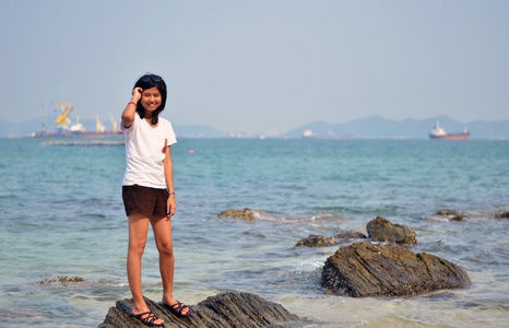 夏季假日海滩上的年轻亚裔女子