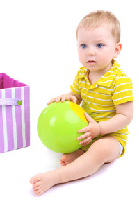 可爱的小男孩，与纺织框和孤立的白色衬底上的球